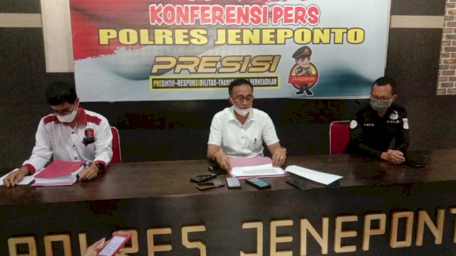 Press Rilis Sat Reksrim Polres Jeneponto atas dugaan pemalsuan Identitas yang dilakukan oleh Kepala Desa Pappalluang, Kamis (06/01/2022).