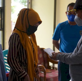 Bupati Polman Salurkan Bantuan Bagi Korban Banjir Rob dan Angin Puting Beliung