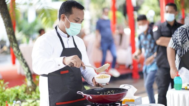 Plt Gubernur Sulsel Andi Sudirman Sulaiman, memasak Nasi Goreng saat Lomba Masak bersama para Pejabat Lingkup Pemprov Sulsel, Jumat (07/01/2022).