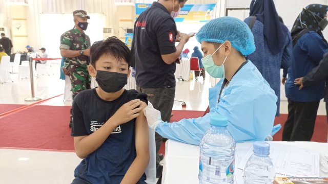 Seorang anak melakukan vaksinasi Covid-19 yang dilakukan Pemkab Gowa bekerjasama PT Trakindo Utama Makassar, dan BAIS TNI di Gedung Haji Bate, Jalan Tumanurung Raya, Sungguminasa, Jumat (06/01/2022). (Chaerani)