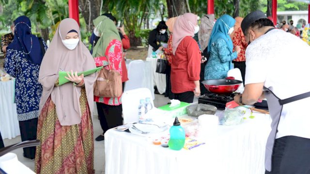 Plt Ketua TP PKK Sulsel Naoemi Octarina, menilai masakan salah satu kepala OPD saat Lomba Masak di Rumah Jabatan Gubernur Sulsel, Jumat (07/01/2022).