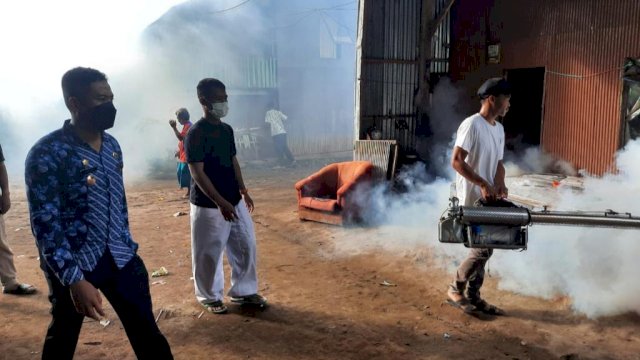 Petugas Dinas Kesehatan Kabupaten Bantaeng, melakukan Fogging di area Perumahan Warga, Jumat (07/01/2022).