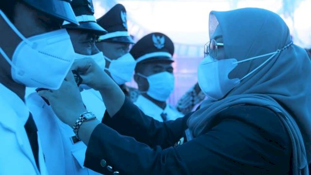 Bupati Mamuju Sitti Sutinah Suhardi, menyematkan Lencana Tanda Jabatan kepada Kepala Desa yang dilantik, Jumat (07/01/2022).