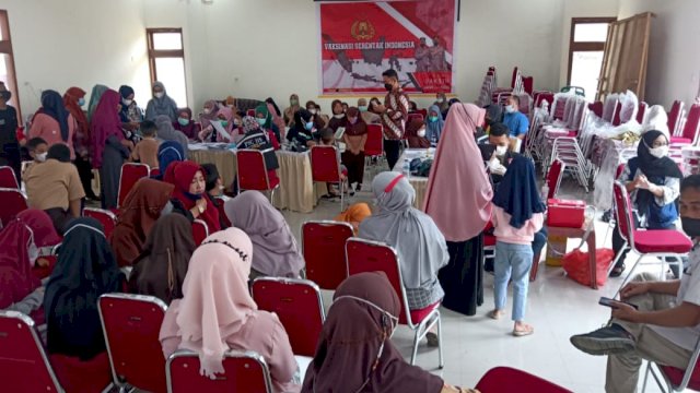 Suasana Vaksinasi Anak usia 6 tahun hingga 11 tahun di Aula kantor Kecamatan Lalabata, Kabupaten Soppeng, Jumat (07/01/2022).