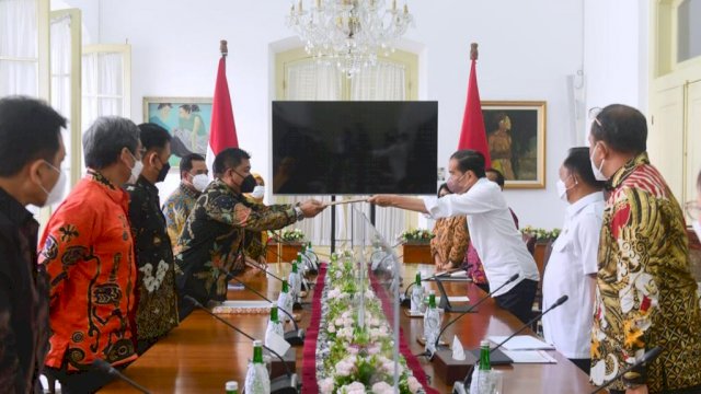 Presiden RI Joko Widodo, menerima 14 Nama Calon Anggota KPU RI dan 10 Nama Calon Anggota Bawaslu RI dari Tim Seleksi di Istana Kepresidenan Bogor, Kamis (06/01/2022).