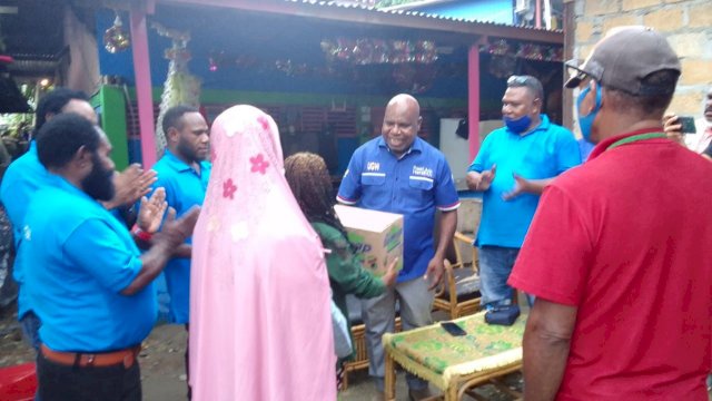 Koordinator Wilayah Papua DPP Partai Amanat Nasional Usman G Wanimbo, menyerahkan secara simbolis bantuan kepada Korban Banjir dan Longsor Jayapura, Sabtu (08/01/2022).