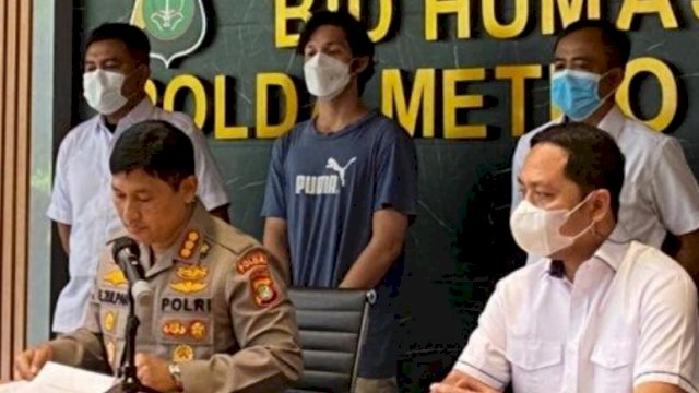 Kabid Humas Polda Metro Jaya Kombes Pol Endra Zulpan, melakukan Konferensi Pers terkait rehabilitasi Artis Naufal yang terlibat Narkoba, Sabtu (08/01/2022).