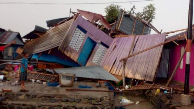 Kondisi Rumah Warga di Kecamatan Bua Kabupaten Luwu, usai diterjang Angin Puting Beliung, Sabtu (08/01/2022) sore.