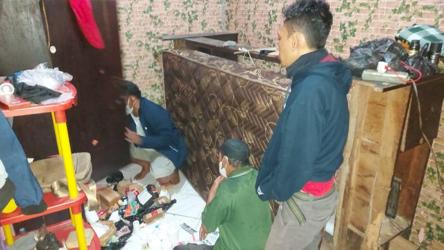 Team Satres Narkoba saat menggeledah rumah EAP Bin M di Dukuh Tempel, ditemukan barang bukti Pil Koplo, Minggu (10/01/2022).