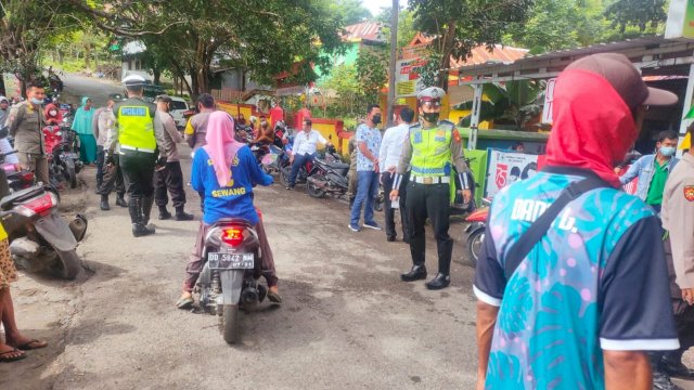 Polisi terlihat berjaga di depan Puskesmas Tamalatea, Senin (10/01/2022).