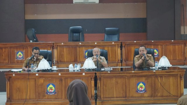 Bupati Jeneponto Iksan Iskandar, saat memimpin Coffe Morning di Ruang Pola Panrannuangta Kantor Bupati Jeneponto, Senin (10/01/2022).