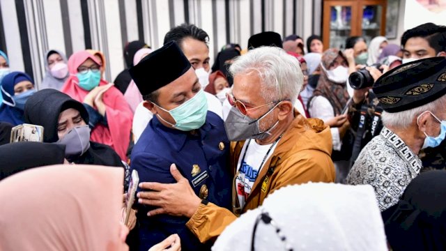 Plt Gubernur Sulsel Andi Sudirman Sulaiman memeluk Yanuar Fachruddin, saat tiba di Rumah Duka, Senin (10/01/2022).
