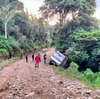 Tak Mampu Mendaki, Mobil Truk Terperosok dan Nyaris Masuk Jurang di Jalan Poros Bonto Lojong Jeneponto
