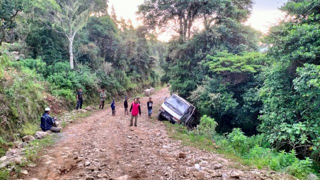 Tak Mampu Mendaki, Mobil Truk Terperosok dan Nyaris Masuk Jurang di Jalan Poros Bonto Lojong Jeneponto