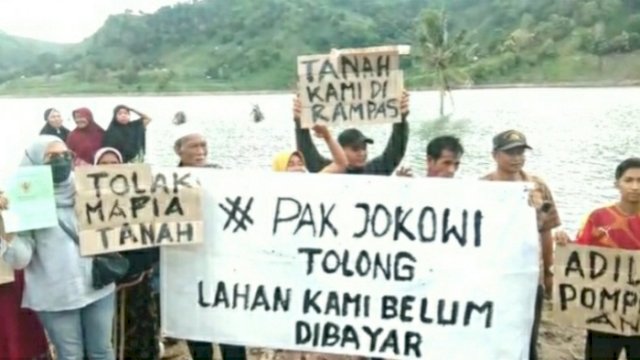 Puluhan warga yang lahannya dibangun Bendungan Karalloe melakukan aksi unjukrasa, Senin (10/01/2022).