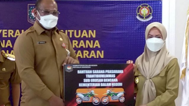 Bupati Luwu Utara Indah Putri Indriani, menerima bantuan secara simbolis dari Direktur Jenderal Bina Adwil Dr. Safrizal ZA, Senin (10/01/2022).