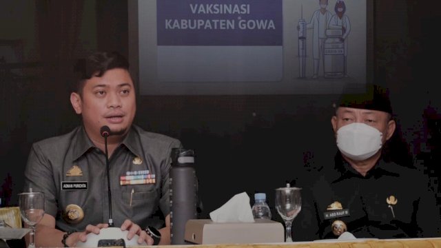 Bupati Gowa Adnan Purichta Ichsan, didampingi Wakil Bupati Gowa Abd. Rauf Malaganni, saat memimpin Rapat Koordinasi Percepatan Vaksinasi Covid-19 menuju 100 persen di Gedung Mulia 786 Samata, Senin (10/01/2022). (Istimewa)
