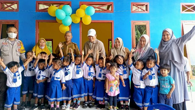 Wakil Ketua DPRD Luwu Utara Karemuddin (topi putih), saat menghadiri Peresmian Gedung Baru PAUD Pelangi Bangsa di Desa Bakka, Kecamatan Sabbang, Kabupaten Luwu Utara, Senin (10/01/2022).