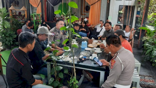 Kasat Lantas Polres Luwu Utara AKP Abd Rahim dan Kanit Regident Polres Luwu Utara IPDA A. Aswan, bersama wartawan di Warkop dg Azis Masamba, Selasa (11/01/2022).