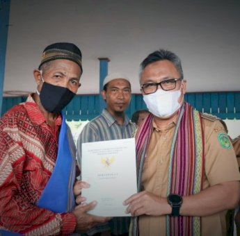 Budiman Serahkan 640 Sertifikat Tanah Program Redistribusi Wilayah Transmigran di Desa Harapan