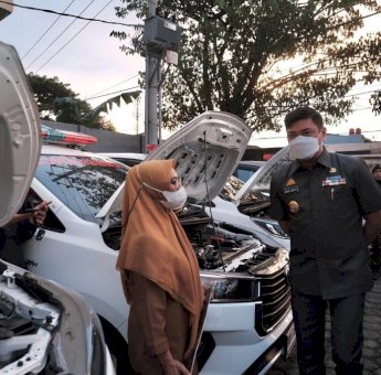 Maksimalkan Layanan di Puskesmas, Pemkab Gowa Serahkan 10 Unit Ambulans Baru