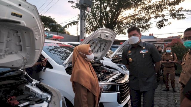Bupati Gowa Adnan Purichta Ichsan saat menyerahkan mobil ambulans baru di 10 puskesmas dalam rangka meningkatkan layanan kesehatan, Senin (10/01/2022). (Istimewa)