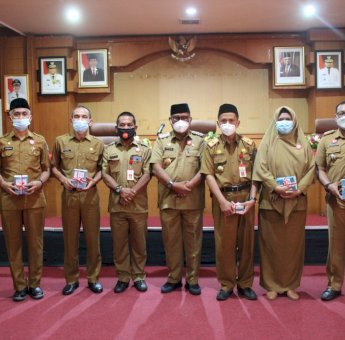 Serahkan Buku Saku, Wabup Soppeng Harap ASN Jadi Pribadi Anti Korupsi