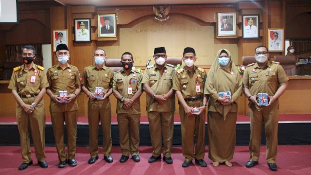 Wakil Bupati Soppeng Luthfi Halide, saat menyerahkan buku saku Ando Korupsi kepada seluruh Kepala SKPD Lingkup Pemkab Soppeng, Selasa (11/01/2022).