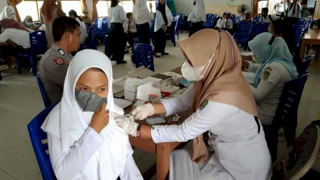 Vaksinasi Pelajar di SMPN 1 Baebunta, Senin (10/01/2022).