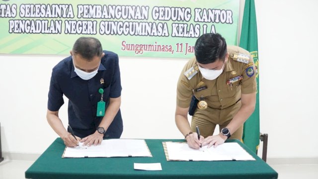 Bupati Gowa Adnan Purichta Ichsan dan Ketua Pengadilan Negeri Sungguminasa Agung Sulistyono, saat melakukan penandatanganan kerjasama dalam rangka mendukung administrasi layanan semakin mudah dan cepat. (Istimewa)