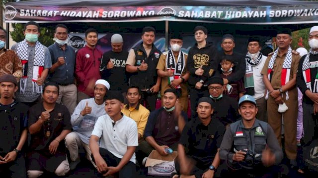 Bupati Luwu Timur Budiman (tengah) bersama para peserta Pengajian Road Show 2022 dengan tema "Back To Qur'an", di Magani Park Nuha, Selasa (11/01/2022).