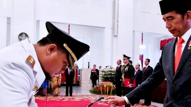 Foto Andi Sudirman Sulaiman menandatangani SK di Hadapan Presiden Joko Widodo.