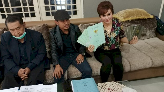 Irma Suryani didampingi pengacaranya saat menunjukkan BPKB Mobil dan Sertifikat Rumah milik Anggota DPRD Kaltim Hasanuddin Mas'ud.