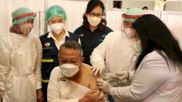 Wali Kota Tangsel Benyamin Davnie menerima suntik booster pertama yang diselenggarakan Rumah Sakit Umum (RSU) Tangsel, Rabu (12/01/2022).