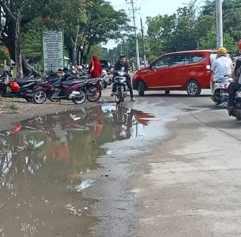 Bahu Jalan Depan RSUD Sinjai Dijadikan Lahan Parkir