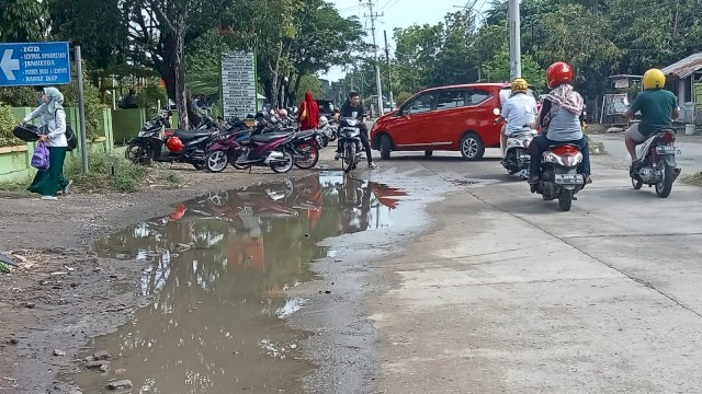 Kondisi kendaraan yang parkir di Bahu Jalan Depan RSUD Sinjai, Kamis (13/01/2022).