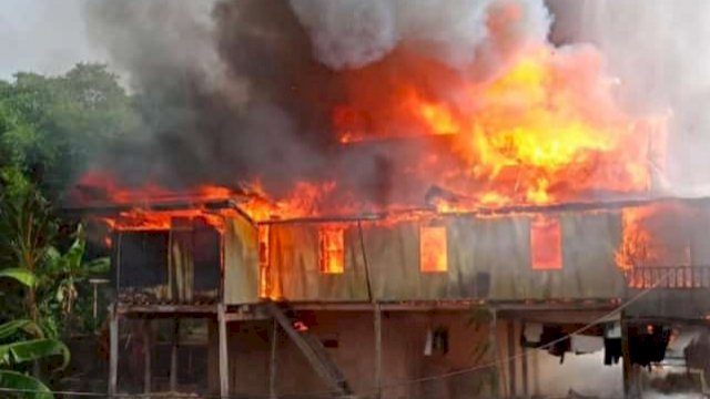 Rumah Warga di Kampung Awo Kabupaten Soppeng dilalap sijago Merah, Rabu (12/01/2022).