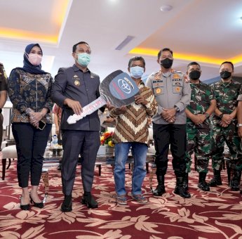 Kenakan Batik dan Sandal Jepit, Petani Toraja Sampaikan Terima Kasih ke Gubernur Sulsel