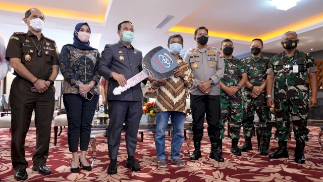 Plt Gubernur Sulsel Andi Sudirman Sulaiman, menyerahkan secara simbolos hadiah mobil undian Gebyar Vaksin kepada warga Toraja, Kamis (13/01/2022).