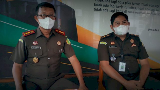 Kajari Luwu Timur, Muhammad Zubair didampingi Kasi Intel, Bara Mantio Irsahara saat press release