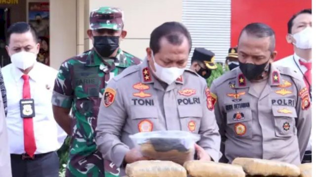 Kapolda Sumatera Selatan Irjen Pol Toni Harmanto, didampingi Wakapolda Brigjen Pol Rudi Setiawan, saat menggelar Press Rilis di Halaman Kantor Polres Musi Banyuasin, Kamis (13/01/2022).
