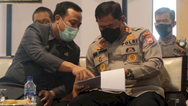 Plt Gubernur Sulsel Andi Sudirman Sulaiman, berbincang dengan Kapolda Irjen Pol Nana Sidjana, saat Rakor dengan seluruh Forkopimda membahas percepatan Vaksinasi untuk memenuhi target 100% di Baruga Lounge Kantor Gubernur Sulsel, Kamis (13/1/2022).