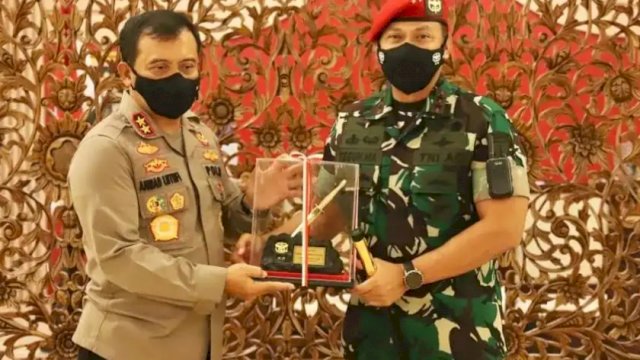 Kapolda Jateng Irjen Pol Ahmad Luthfi saat menerima Danjen Kopassus Mayjen TNI Teguh Muji Angkasa, Kamis (13/01/2022).
