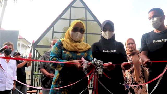 Bupati Mamuju Hj. Sitti Sutinah Suhardi menggunting Pita Grand Opening Cafe Sudutlagi, yeng terletak di jalan Soekarno Hatta, Mamuju, Kamis (13/01/2022).
