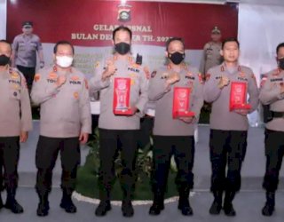 Kapolda Sumsel Beri Penghargaan Kasatwil yang Berprestasi