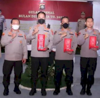 Kapolda Sumsel Beri Penghargaan Kasatwil yang Berprestasi