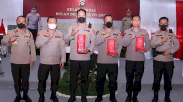 Kapolda Sumsel Beri Penghargaan Kasatwil yang Berprestasi