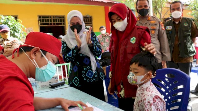 Bupati Kabupaten Luwu Utara Indah Putri Indriani, saat me-launching kegiatan Imunisasi Siswa Merdeka Belajar Tingkat Kabupaten Luwu Utara di UPT SD Negeri 099 Masamba, Kamis (13/01/2022).