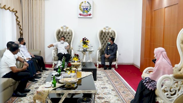 Plt Gubernur Sulawesi Selatan Andi Sudirman Sulaiman menerima Kepala BBWS Pompengan Jeneberang di Rujab Wagub Sulsel, Kamis (13/01/2022).