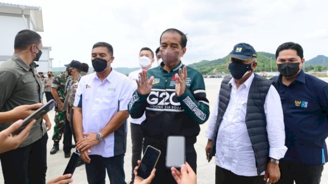 Presiden Joko Widodo, diwawancarai awak media saat meninjau Sirkuit Mandalika Kabupaten Lombok Tengah, Kamis (13/01/2022).